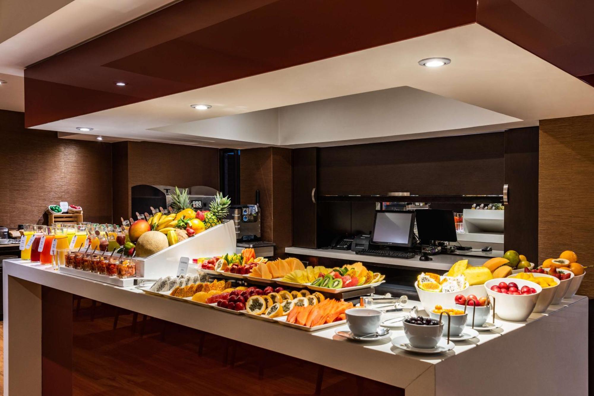 Hotel NH Collection Bogota Andino Royal Esterno foto A buffet at a hotel